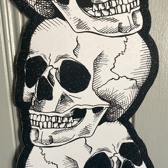 NWT- 24” Sparkling Black Glittered Stacked Skulls 💀Wooden Halloween Decor Sign - Picture 4 of 11